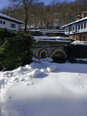 ETAR, GABROVO, BULGARIA - 2 Ocak 2025: Bulgaristan 'ın Gabrovo kenti yakınlarındaki Etara Etnoğrafya Köyü' nün kış manzarası
