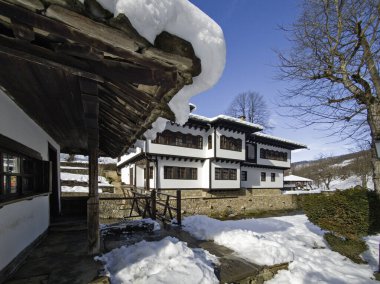 ETAR, GABROVO, BULGARIA - 2 Ocak 2025: Bulgaristan 'ın Gabrovo kenti yakınlarındaki Etara Etnoğrafya Köyü' nün kış manzarası