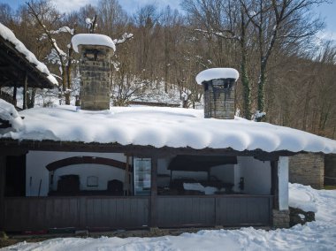 ETAR, GABROVO, BULGARIA - 2 Ocak 2025: Bulgaristan 'ın Gabrovo kenti yakınlarındaki Etara Etnoğrafya Köyü' nün kış manzarası