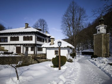 ETAR, GABROVO, BULGARIA - 2 Ocak 2025: Bulgaristan 'ın Gabrovo kenti yakınlarındaki Etara Etnoğrafya Köyü' nün kış manzarası