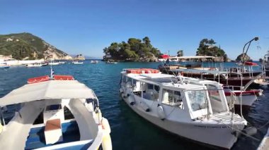 PARGA, GREECE - 5 AĞUSTOS 2024: Parga, Epirus, Yunanistan 'ın şaşırtıcı yaz manzarası