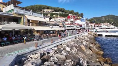 PARGA, GREECE - 5 AĞUSTOS 2024: Parga, Epirus, Yunanistan 'ın şaşırtıcı yaz manzarası