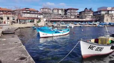 NESEBAR, BULGARIA - 14 Aralık 2024: Bulgaristan 'ın Burgaz Bölgesi' nin Nessebar kentinin kıyı caddesi ve limanından şaşırtıcı Panorama