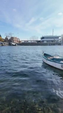 NESEBAR, BULGARIA - 14 Aralık 2024: Bulgaristan 'ın Burgaz Bölgesi' nin Nessebar kentinin kıyı caddesi ve limanından şaşırtıcı Panorama