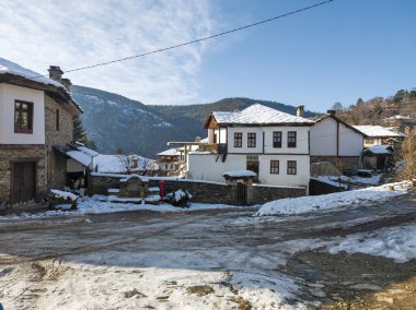 Bulgaristan 'ın Blagoevgrad Bölgesi, Otantik 19. yüzyıl evleriyle Kovaçevitsa Köyü' nün kış manzarası