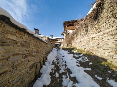 Bulgaristan 'ın Blagoevgrad Bölgesi, Otantik 19. yüzyıl evleriyle Kovaçevitsa Köyü' nün kış manzarası