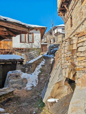 Bulgaristan 'ın Blagoevgrad Bölgesi, Otantik 19. yüzyıl evleriyle Kovaçevitsa Köyü' nün kış manzarası