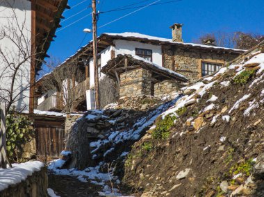 Bulgaristan 'ın Blagoevgrad Bölgesi, Otantik 19. yüzyıl evleriyle Kovaçevitsa Köyü' nün kış manzarası