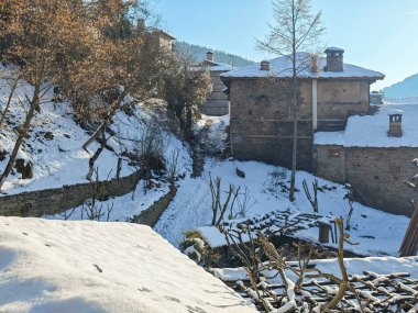 Bulgaristan 'ın Blagoevgrad Bölgesi, Otantik 19. yüzyıl evleriyle Kovaçevitsa Köyü' nün kış manzarası