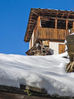 Bulgaristan 'ın Blagoevgrad Bölgesi, Otantik 19. yüzyıl evleriyle Kovaçevitsa Köyü' nün kış manzarası