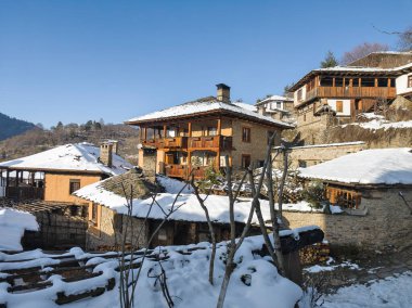 Bulgaristan 'ın Blagoevgrad Bölgesi, Otantik 19. yüzyıl evleriyle Kovaçevitsa Köyü' nün kış manzarası