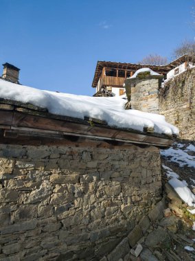Bulgaristan 'ın Blagoevgrad Bölgesi, Otantik 19. yüzyıl evleriyle Kovaçevitsa Köyü' nün kış manzarası
