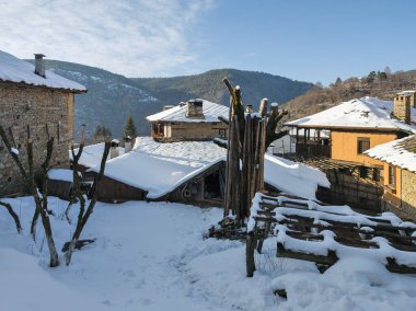 Bulgaristan 'ın Blagoevgrad Bölgesi, Otantik 19. yüzyıl evleriyle Kovaçevitsa Köyü' nün kış manzarası