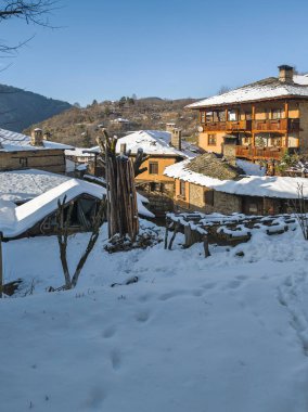 Bulgaristan 'ın Blagoevgrad Bölgesi, Otantik 19. yüzyıl evleriyle Kovaçevitsa Köyü' nün kış manzarası