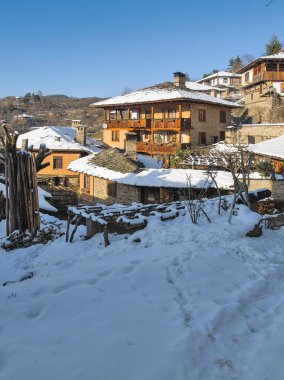 Bulgaristan 'ın Blagoevgrad Bölgesi, Otantik 19. yüzyıl evleriyle Kovaçevitsa Köyü' nün kış manzarası