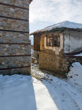 Bulgaristan 'ın Blagoevgrad Bölgesi, Otantik 19. yüzyıl evleriyle Kovaçevitsa Köyü' nün kış manzarası