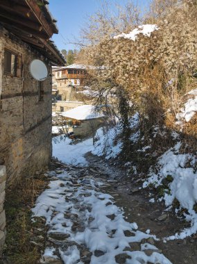 Bulgaristan 'ın Blagoevgrad Bölgesi, Otantik 19. yüzyıl evleriyle Kovaçevitsa Köyü' nün kış manzarası