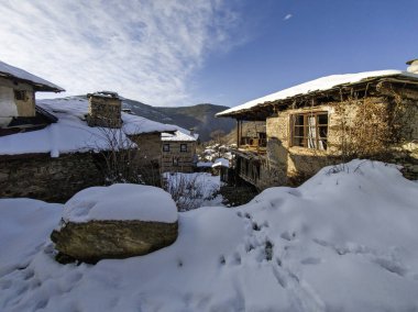 Bulgaristan 'ın Blagoevgrad Bölgesi, Otantik 19. yüzyıl evleriyle Kovaçevitsa Köyü' nün kış manzarası