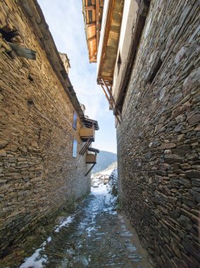 Bulgaristan 'ın Blagoevgrad Bölgesi, Otantik 19. yüzyıl evleriyle Kovaçevitsa Köyü' nün kış manzarası