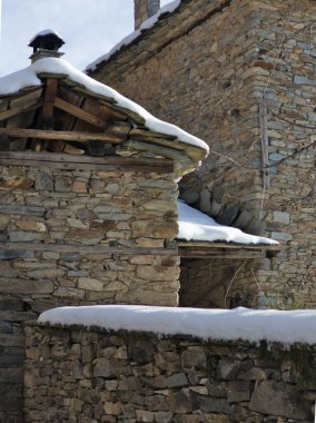 Bulgaristan 'ın Blagoevgrad Bölgesi, Otantik 19. yüzyıl evleriyle Kovaçevitsa Köyü' nün kış manzarası