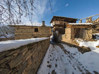 Bulgaristan 'ın Blagoevgrad Bölgesi, Otantik 19. yüzyıl evleriyle Kovaçevitsa Köyü' nün kış manzarası