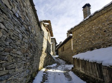 Bulgaristan 'ın Blagoevgrad Bölgesi, Otantik 19. yüzyıl evleriyle Kovaçevitsa Köyü' nün kış manzarası