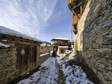 Bulgaristan 'ın Blagoevgrad Bölgesi, Otantik 19. yüzyıl evleriyle Kovaçevitsa Köyü' nün kış manzarası
