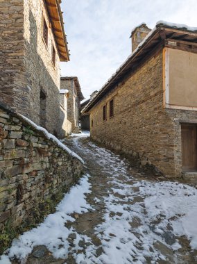 Bulgaristan 'ın Blagoevgrad Bölgesi, Otantik 19. yüzyıl evleriyle Kovaçevitsa Köyü' nün kış manzarası