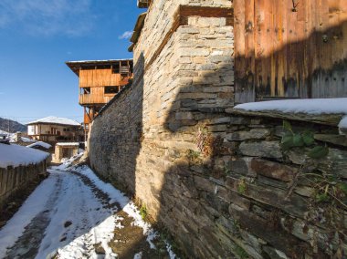 Bulgaristan 'ın Blagoevgrad Bölgesi, Otantik 19. yüzyıl evleriyle Kovaçevitsa Köyü' nün kış manzarası