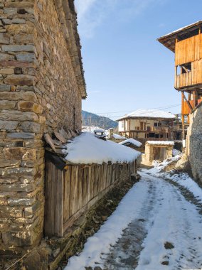 Bulgaristan 'ın Blagoevgrad Bölgesi, Otantik 19. yüzyıl evleriyle Kovaçevitsa Köyü' nün kış manzarası