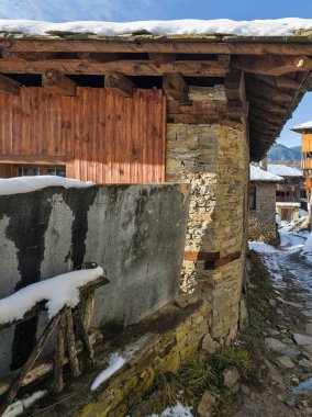 Bulgaristan 'ın Blagoevgrad Bölgesi, Otantik 19. yüzyıl evleriyle Kovaçevitsa Köyü' nün kış manzarası