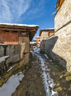 Bulgaristan 'ın Blagoevgrad Bölgesi, Otantik 19. yüzyıl evleriyle Kovaçevitsa Köyü' nün kış manzarası