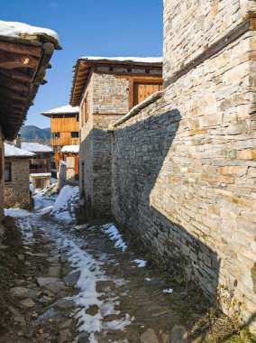 Bulgaristan 'ın Blagoevgrad Bölgesi, Otantik 19. yüzyıl evleriyle Kovaçevitsa Köyü' nün kış manzarası