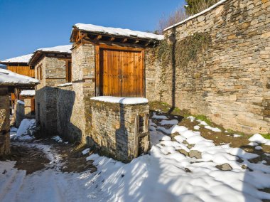 Bulgaristan 'ın Blagoevgrad Bölgesi, Otantik 19. yüzyıl evleriyle Kovaçevitsa Köyü' nün kış manzarası