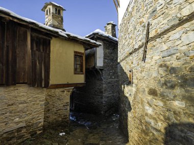 Bulgaristan 'ın Blagoevgrad Bölgesi, Otantik 19. yüzyıl evleriyle Kovaçevitsa Köyü' nün kış manzarası