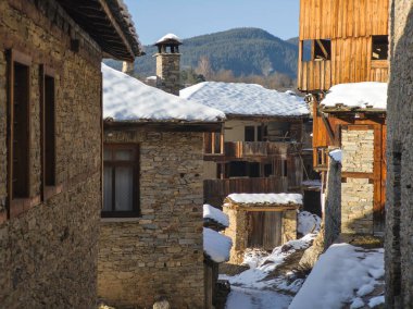 Bulgaristan 'ın Blagoevgrad Bölgesi, Otantik 19. yüzyıl evleriyle Kovaçevitsa Köyü' nün kış manzarası