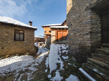 Bulgaristan 'ın Blagoevgrad Bölgesi, Otantik 19. yüzyıl evleriyle Kovaçevitsa Köyü' nün kış manzarası