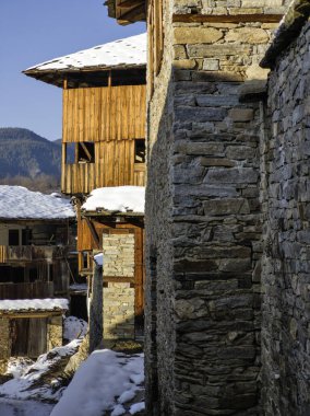 Bulgaristan 'ın Blagoevgrad Bölgesi, Otantik 19. yüzyıl evleriyle Kovaçevitsa Köyü' nün kış manzarası