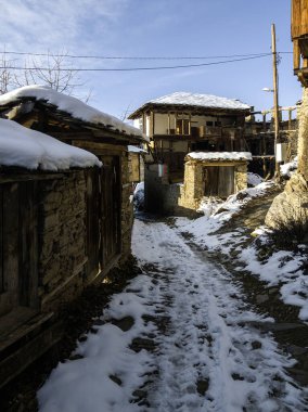 Bulgaristan 'ın Blagoevgrad Bölgesi, Otantik 19. yüzyıl evleriyle Kovaçevitsa Köyü' nün kış manzarası