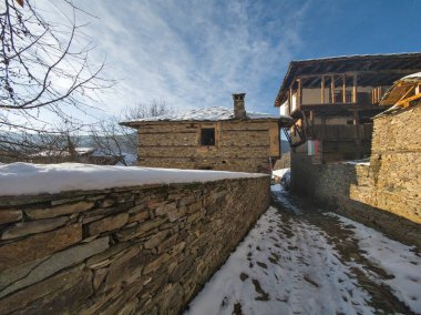 Bulgaristan 'ın Blagoevgrad Bölgesi, Otantik 19. yüzyıl evleriyle Kovaçevitsa Köyü' nün kış manzarası