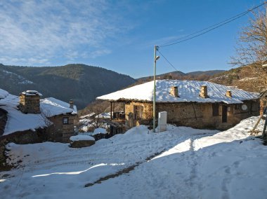 Bulgaristan 'ın Blagoevgrad Bölgesi, Otantik 19. yüzyıl evleriyle Kovaçevitsa Köyü' nün kış manzarası