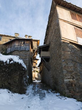 Bulgaristan 'ın Blagoevgrad Bölgesi, Otantik 19. yüzyıl evleriyle Kovaçevitsa Köyü' nün kış manzarası