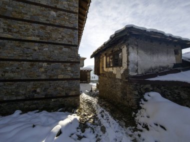 Bulgaristan 'ın Blagoevgrad Bölgesi, Otantik 19. yüzyıl evleriyle Kovaçevitsa Köyü' nün kış manzarası