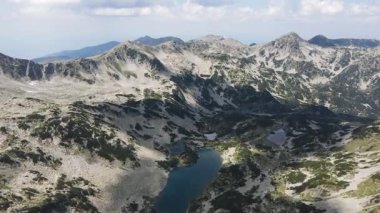 Bulgaristan 'ın Banderitsa Nehri etrafındaki Pirin Dağı' nın şaşırtıcı hava manzarası