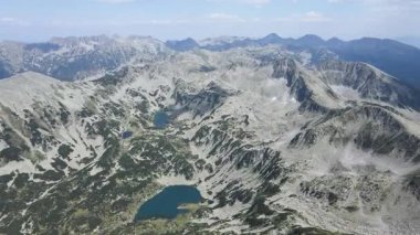 Bulgaristan 'ın Banderitsa Nehri etrafındaki Pirin Dağı' nın şaşırtıcı hava manzarası