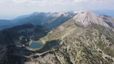 Bulgaristan 'ın Banderitsa Nehri etrafındaki Pirin Dağı' nın şaşırtıcı hava manzarası