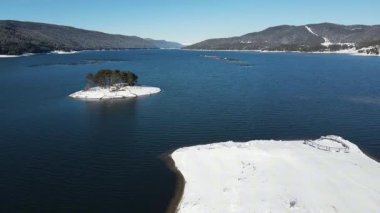 Bulgaristan 'ın Smolyan Bölgesi, Dospat Reservoir hava sahasının kış manzarası