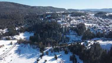 Bulgaristan 'ın Smolyan Bölgesi, Dospat Reservoir hava sahasının kış manzarası