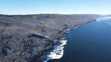 Bulgaristan 'ın Smolyan Bölgesi, Dospat Reservoir hava sahasının kış manzarası