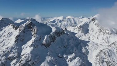 Bulgaristan 'ın Polezhan ve Bezbog Tepeleri yakınlarındaki Pirin Dağı' nın İnanılmaz Hava Kış Manzarası